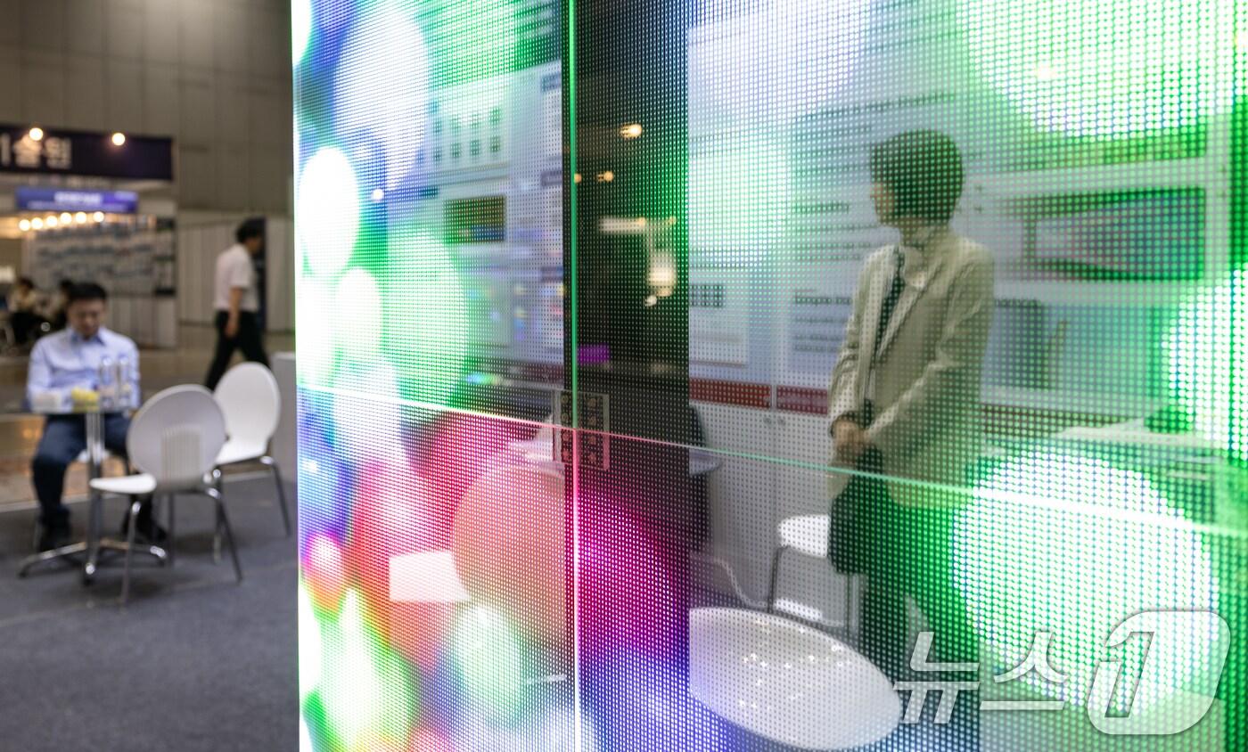 25일 경기 고양시 일산 킨텍스에서 열린 &#39;2025 국제광융합엑스포&#39;에 투명 LED 디스플레이가 전시돼 있다. 2025.6.25/뉴스1 ⓒ News1 이승배 기자