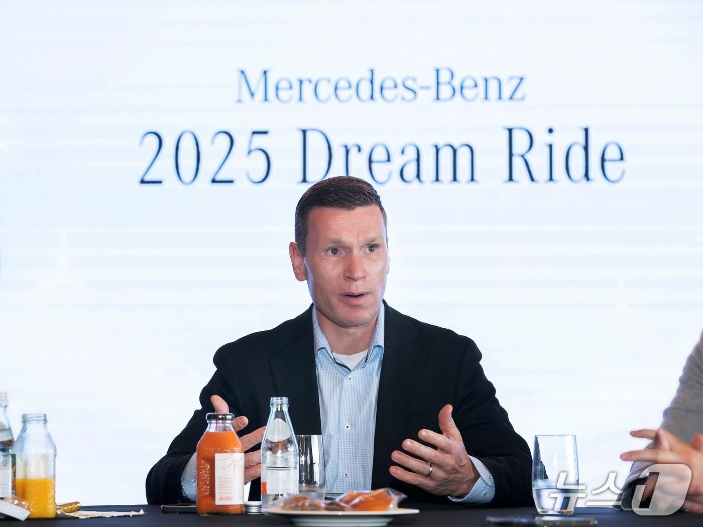 본문 이미지 - 마티아스 바이틀 메르세데스-벤츠 코리아 대표가 23일 제주 &#39;엠버 퓨어힐 호텔 앤드 리조트&#39;에서 미디어를 대상으로 개최한 &#39;2025 벤츠 드림 라이드&#39; 시승 행사에서 기자들의 질문에 답변하고 있다&#40;메르세데스-벤츠 코리아 제공&#41;. 2025.06.23.