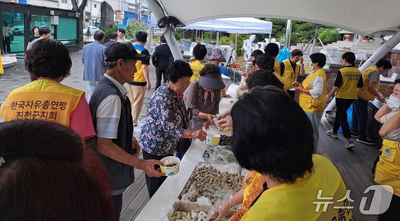 한국자유총연맹 충북 진천군지회(회장 김윤호)는 25일 진천읍 행정복지센터 광장에서 6·25 음식 재현 및 무료시식 행사를 열었다.(진천군 제공, 재판매 및 DB금지)/뉴스1