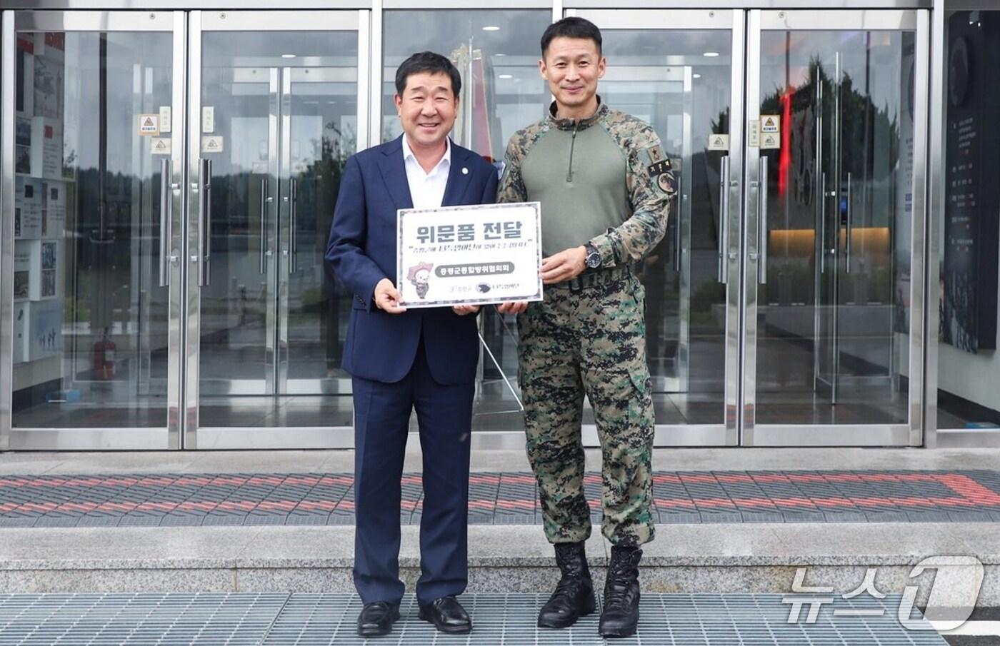 이재영 충북 증평군수가 25일 흑표부대를 방문해 위문금을 전달했다.(증평군 제공, 재판매 및 DB금지)/뉴스1