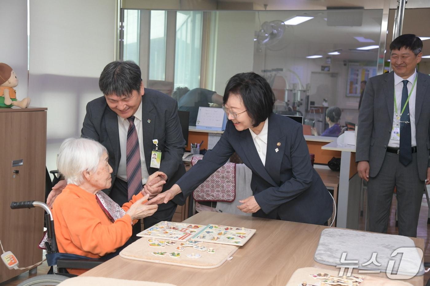 오유경 식품의약품안전처 처장은 6월 '호국보훈의 달'을 맞아 25일 대전 유성구의 대전보훈요양원을 방문해 국가유공자와 요양원 관계자를 격려하고 위문금을 전달했다.(식품의약품안전처 제공)