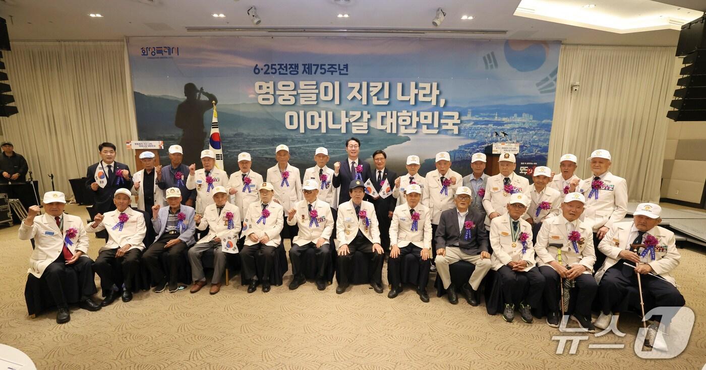  정명근 화성시장이 6.25전쟁 참전유공자와 기념촬영을 하고 있다.&#40;화성시 제공&#41;