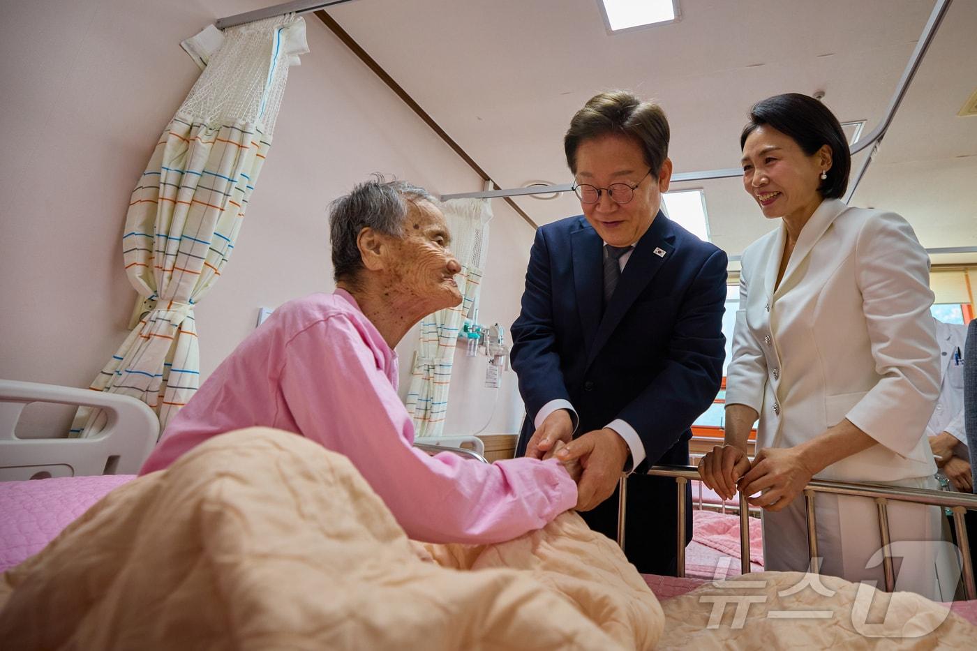 이재명 대통령과 부인 김혜경 여사가 25일 전남 고흥군 국립소록도병원을 찾아 한센인들과 인사를 나누고 있다. &#40;대통령실 제공. 재판매 및 DB 금지&#41; 2025.6.25/뉴스1 