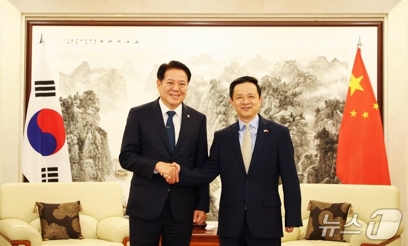 최대호 경기 안양시장&#40;왼쪽&#41;이 25일 다이빙&#40;戴兵&#41; 주한 중국대사를 만나 한중 지방정부 간 외교 협력 강화 방안에 대해 논의했다.&#40;안양시 제공. 재판매 및 DB금지&#41;/뉴스1
