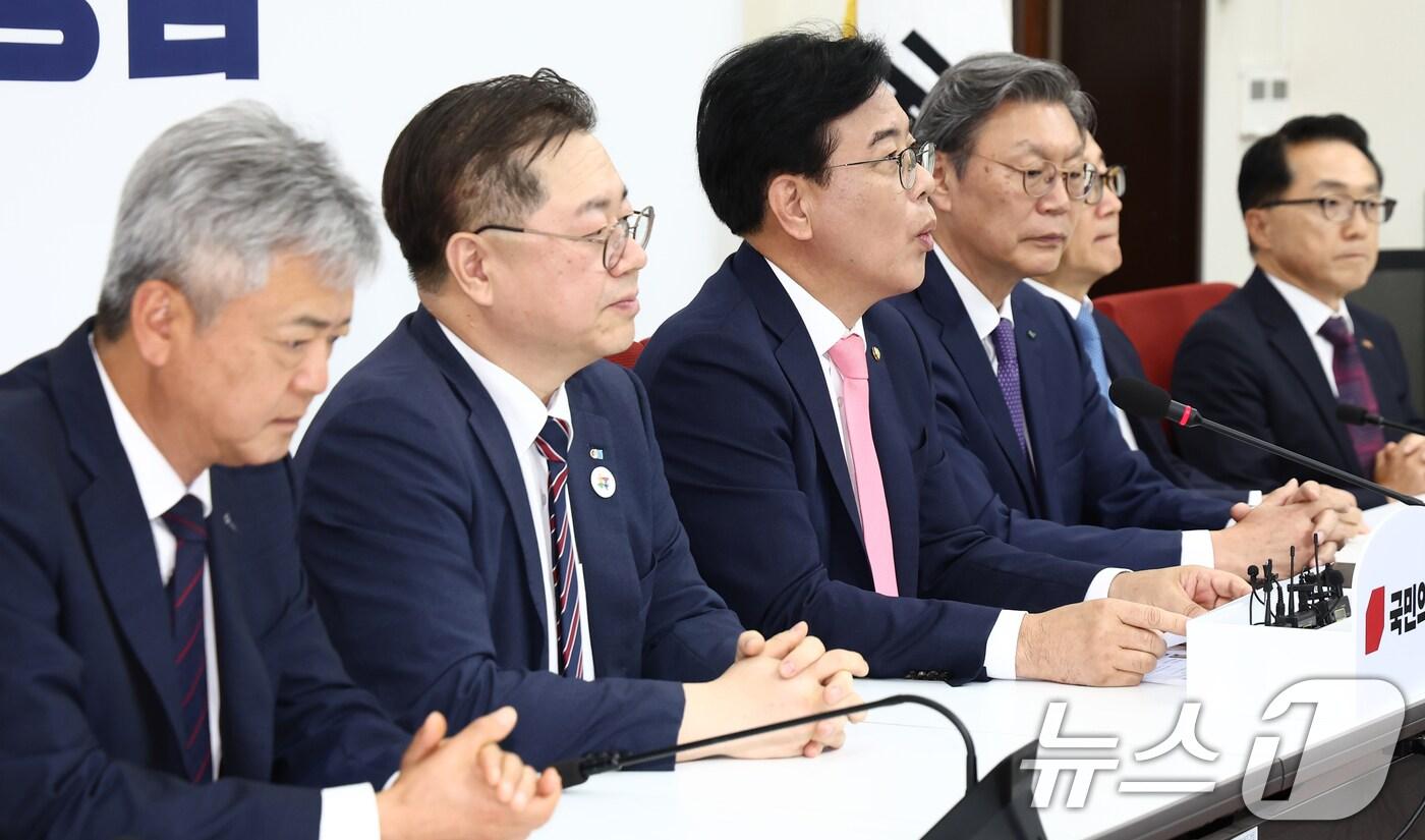 송언석 국민의힘 원내대표가 25일 오후 서울 여의도 국회에서 경제6단체 상근부회장단과 간담회에서 인사말을 하고 있다. 왼쪽부터 이인호 한국무역협회 상근부회장, 박일준 대한상공회의소 상근부회장, 송언석 원내대표, 김창범 한국경제인협회 상근부회장, 이동근 한국경영자총협회 상근부회장, 이호준 한국중견기업연합회 상근부회장. 2025.6.25/뉴스1 ⓒ News1 김민지 기자