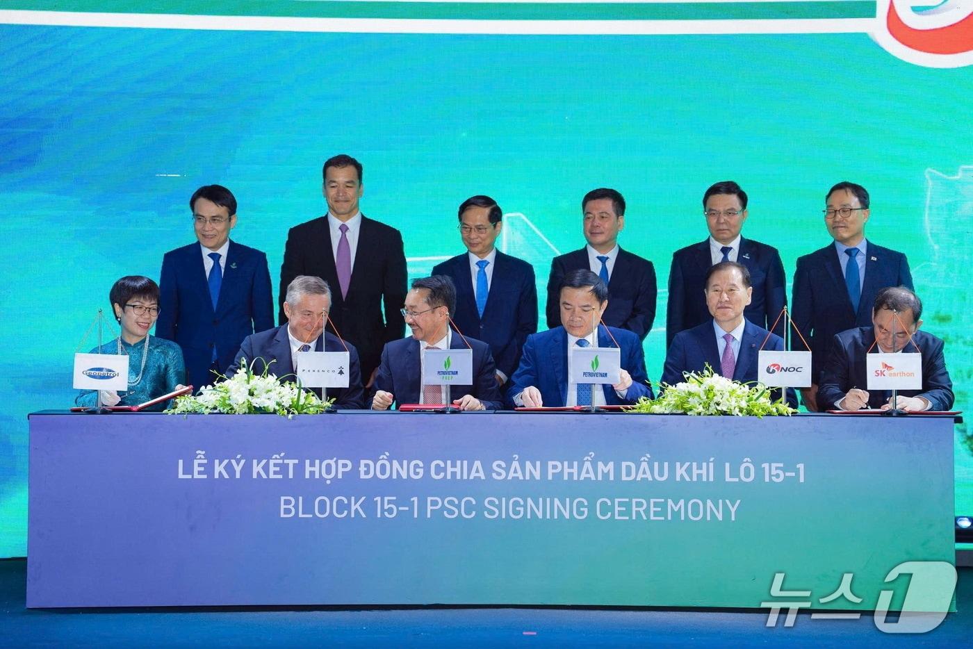 한국석유공사 김동섭 사장(앞줄 오른쪽에서 두번째)이 20일 베트남 하노이에서 열린 15-1 광구 신규 광권 계약서명식에 참석해 기념촬영을 하고 있다. (석유공사 제공) /2025.6.25/  ⓒ News1