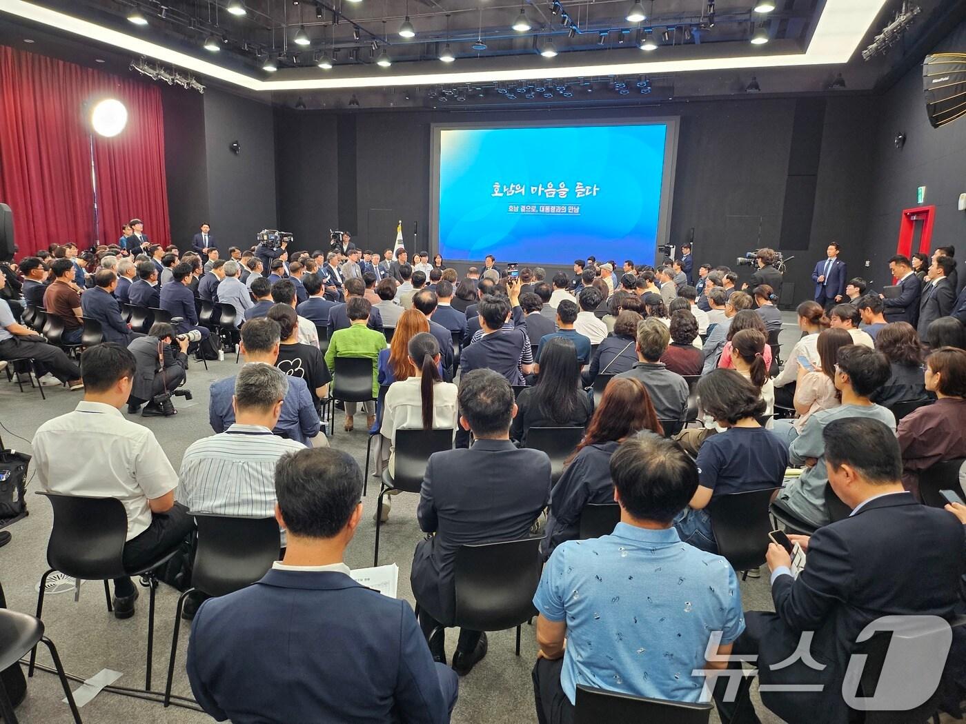 본문 이미지 - 이재명 대통령이 25일 광주 동구 국립아시아문화전당(ACC)에서 '호남의 마음을 듣다' 타운홀 미팅을 개최하고 있다. 2025.6.25/뉴스1 ⓒ News1 이수민 기자