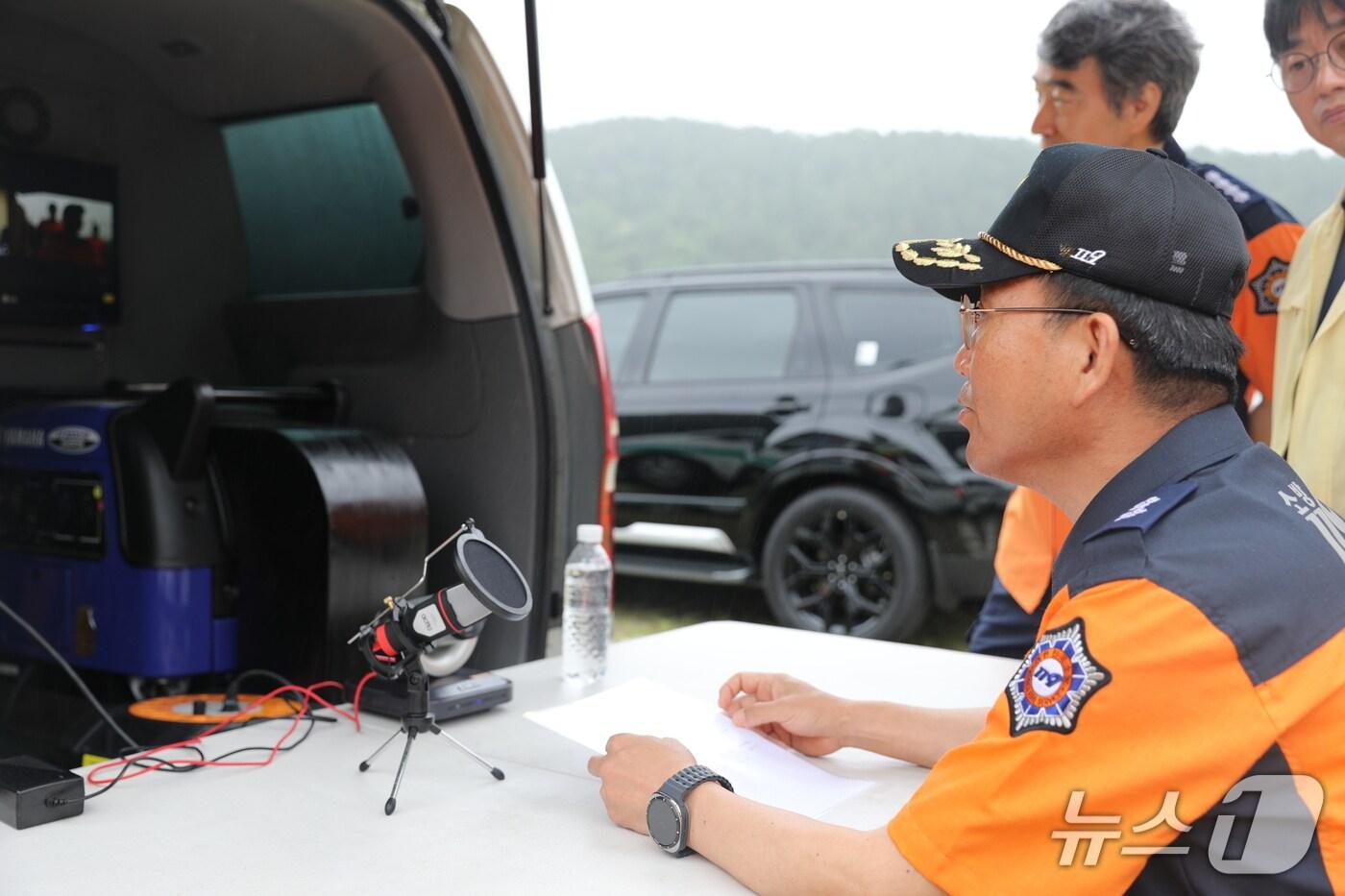  성호선 충남소방본부장인 25일 위성을 활용한 재난 역량 강화 훈련에 참가하고 있다. (충남소방본부 제공, 재판매 및 DB금지) / 뉴스1