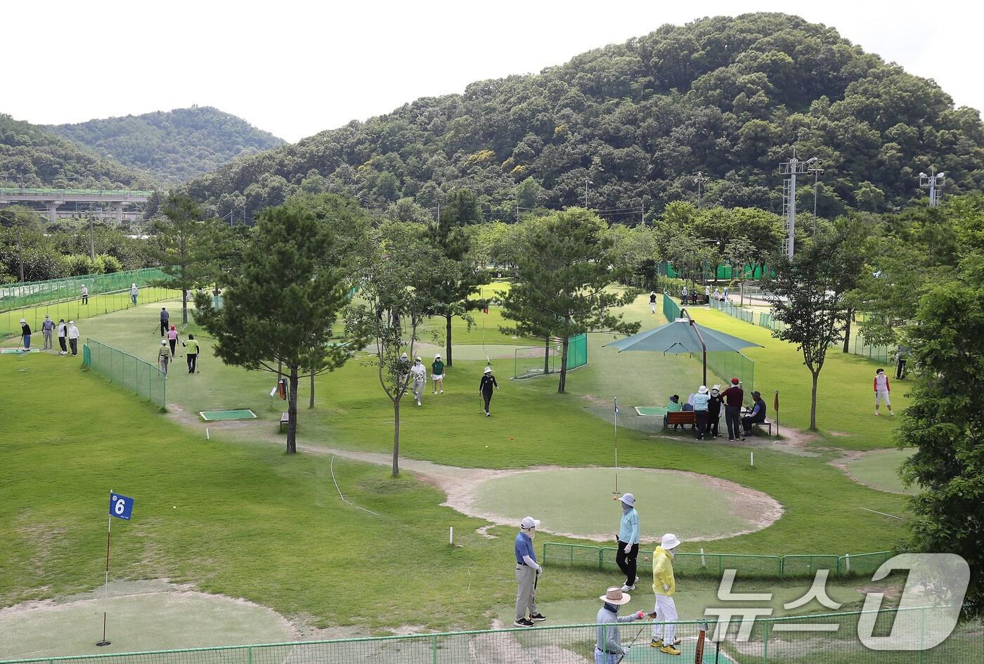장맛비가 주춤한 25일 대구 수성구 팔현파크골프장을 찾은 동호인들이 파크골프를 즐기고 있다. 2025.6.25/뉴스1 ⓒ News1 공정식 기자