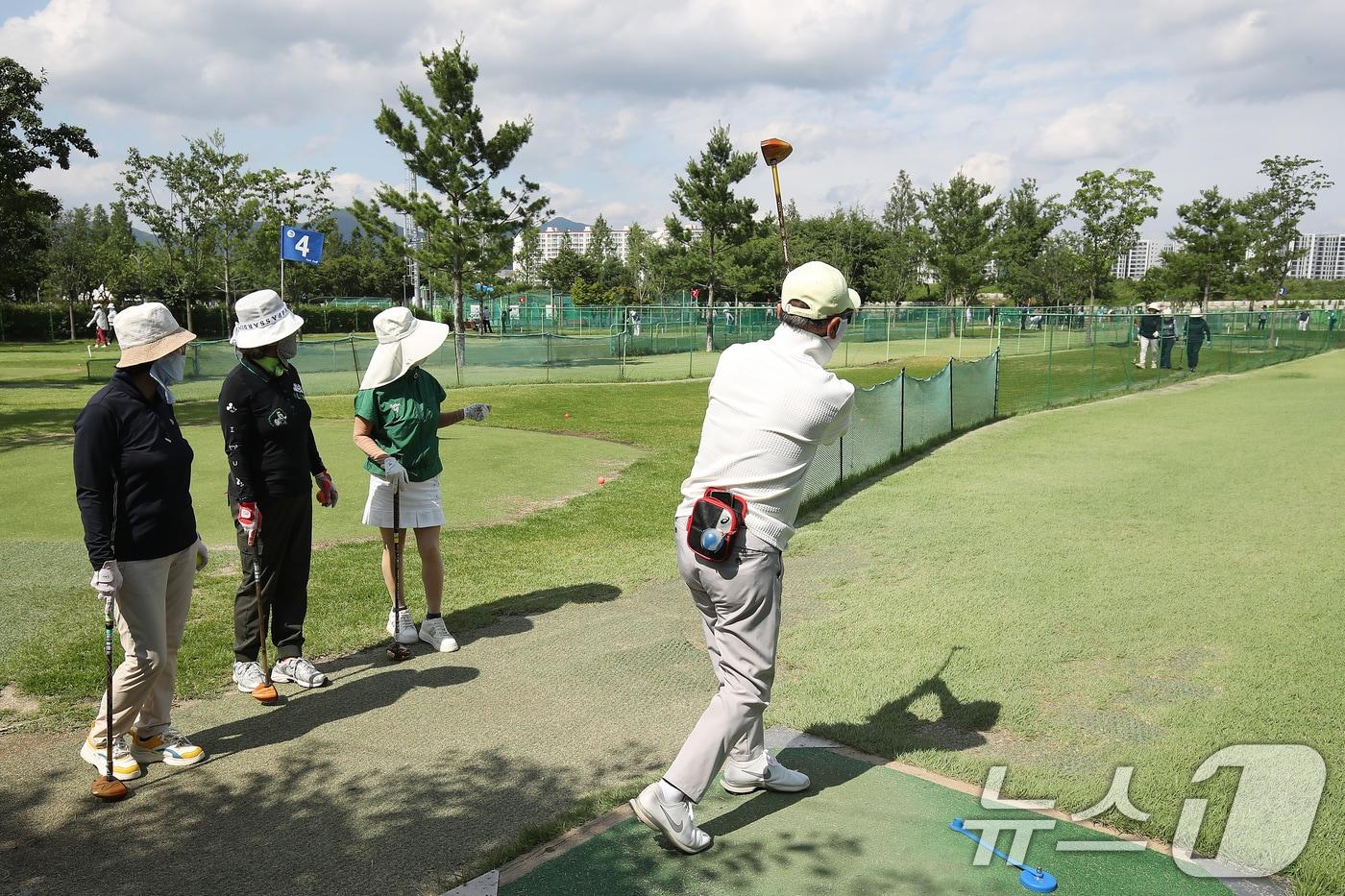 장맛비가 주춤한 25일 대구 수성구 팔현파크골프장을 찾은 동호인들이 파크골프를 즐기고 있다. &lt;자료사진&gt;2025.6.25/뉴스1 ⓒ News1 공정식 기자