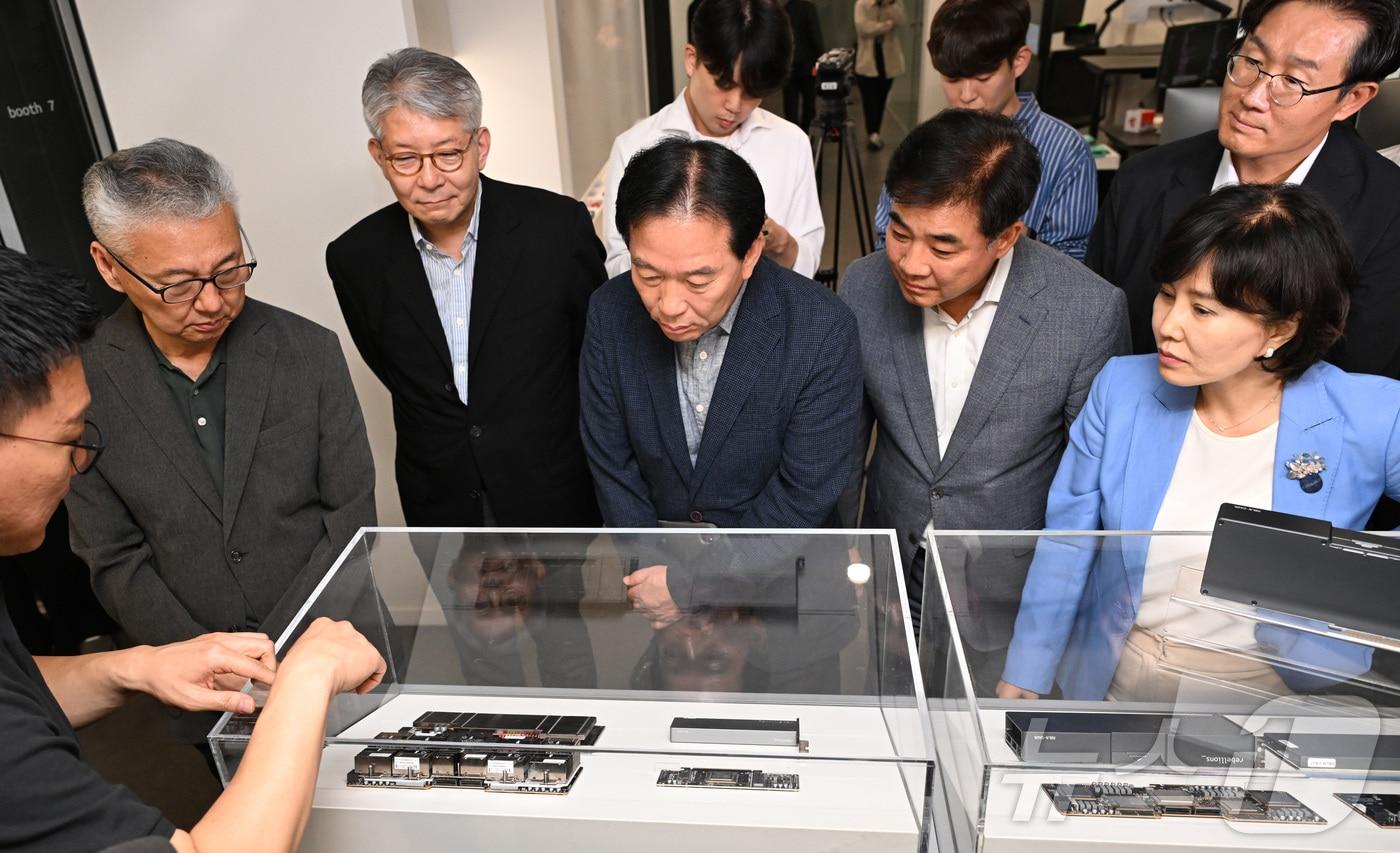 정태호 국정기획위원회 경제1분과 위원장과 분과·전문위원이 25일 오후 경기 성남시 분당구 AI반도체 스타트업 리벨리온 본사를 방문해 박성현 리벨리온 대표로부터 리벨리온의 국산 NPU 카드에 대한 설명을 듣고 있다. (공동취재) 2025.6.25/뉴스1 ⓒ News1 김영운 기자