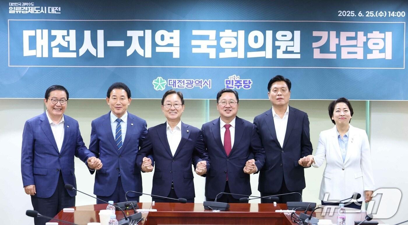 대전시가 25일 국회 의원 회관에서 대전 지역구 국회의원들과 간담회를 갖고 대선공약으로 제시된 주요 과제들을 국정과제로 반영하기 위한 전략을 논의했다.&#40;대전시 제공&#41; /뉴스1