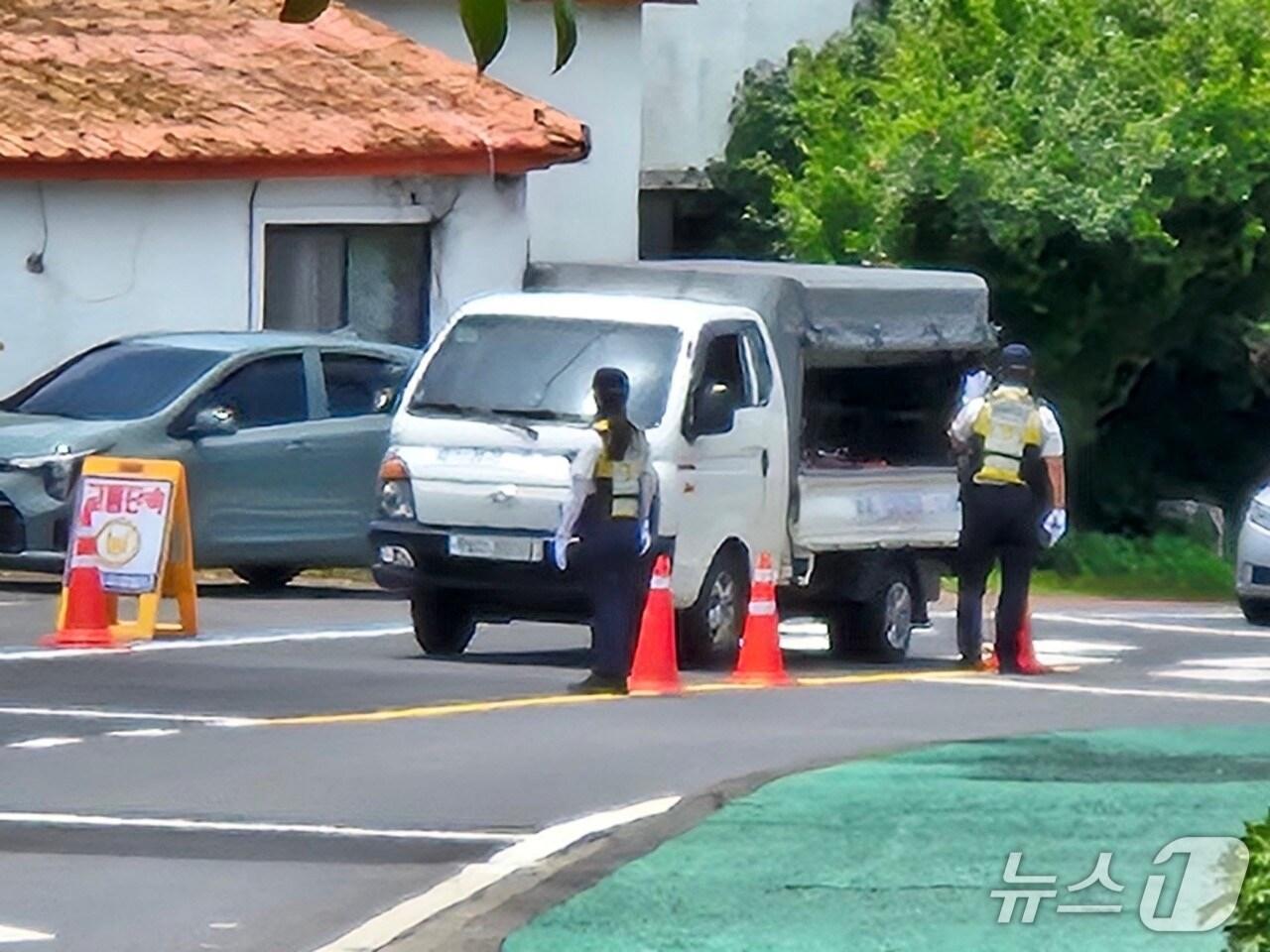본문 이미지 - 25일 서귀포 일대에서 실시한 특별 음주운전 단속.&#40;제주자치경찰단 서귀포지역경찰대 제공. 재판매 및 DB 금지&#41;