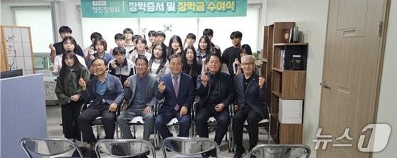 본문 이미지 - 지난 24일 전북 군산시 소재 (재)정진장학회 사무실에서 장학금 수여식이 열린 가운데 김병준 이사장을 비롯한 참석자들이 기념 촬영을 하고 있다.(정진장학회 제공. 재판매 및 DB금지)/뉴스1  