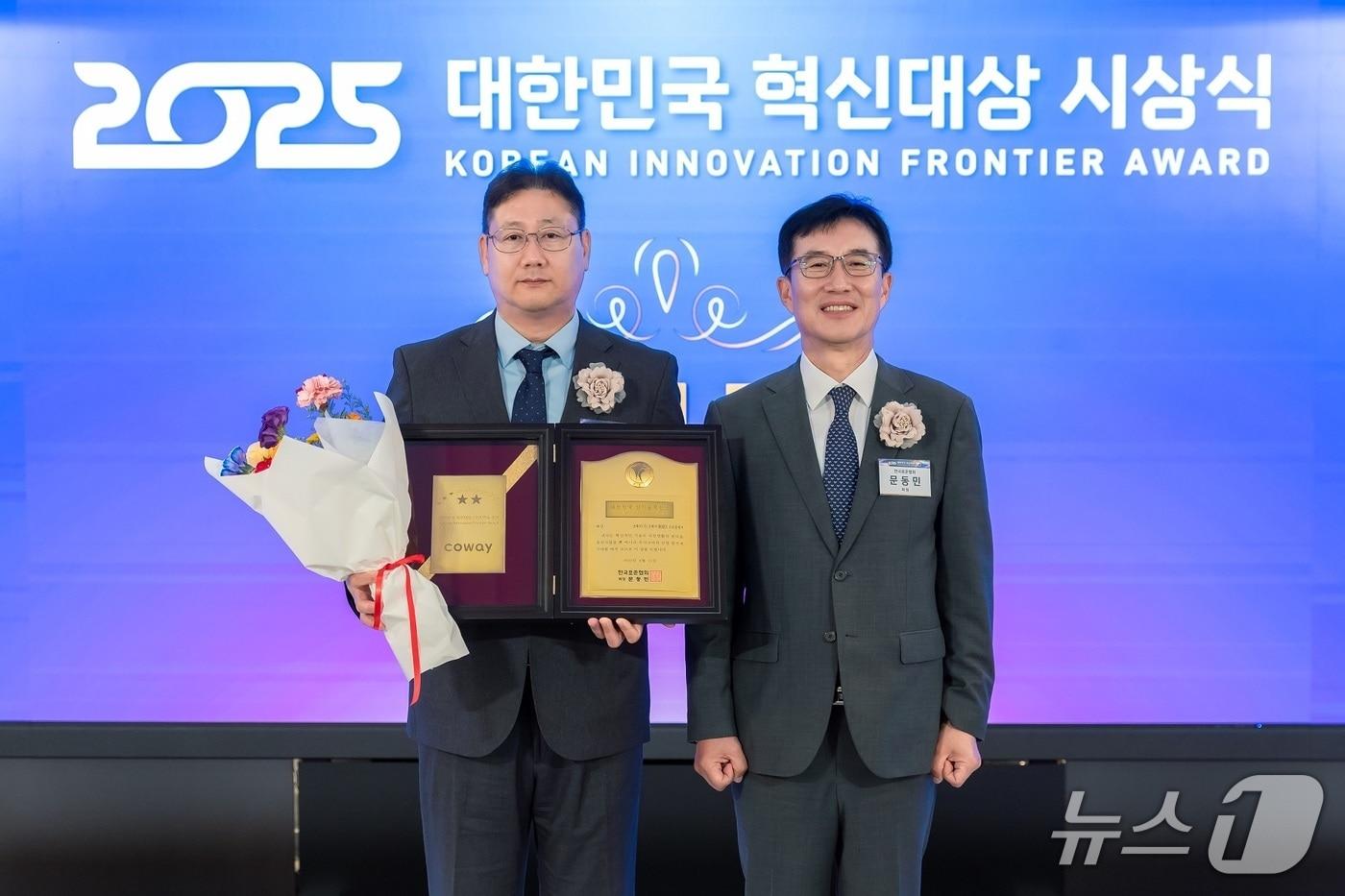 '2025 대한민국 혁신대상' 시상식에서 이현희 코웨이 비렉스 개발실장(왼쪽)과 문동민 한국표준협회장이 기념 촬영을 하고 있다.(코웨이 제공)