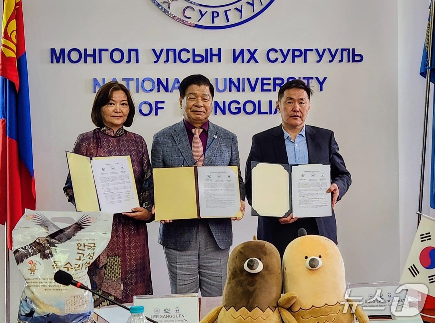 본문 이미지 - 독수리 보호 및 상호 교류를 위한 양해각서 체결.(고성군 제공. 재판매 및 DB금지)