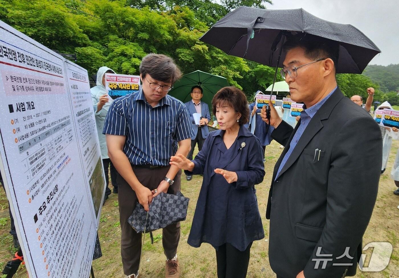 박선영 진실화해위원장이 25일 한국전쟁 75주년을 맞아 대전시 동구 낭월동 골령골 평화공원 조성 현장을 찾아 관계자들과 대화를 나누고 있다. 2025.06.25/뉴스1(진실화해위 제공)