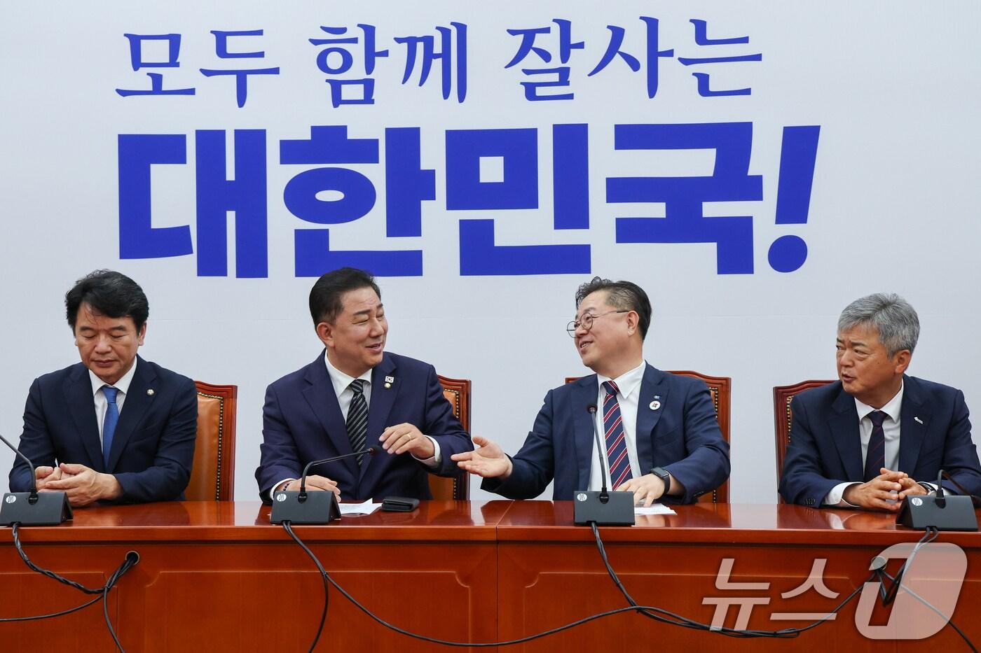 박일준 대한상공회의소 부회장이 25일 오후 서울 여의도 국회에서 열린 김병기 더불어민주당 대표 직무대행 겸 원내대표-경제6단체 상근부회장단 면담에 참석해 김 직무대행을 향해 먼저 모두 발언할 것을 권하고 있다. 왼쪽부터 문진석 원내수석부대표, 김 직무대행, 박 부회장, 이인호 한국무역협회 부회장. 2025.6.25/뉴스1 ⓒ News1 안은나 기자