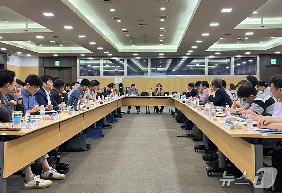 본문 이미지 - 한국철도공사(코레일)가 25일 오후 대전사옥에서 39개 협력 중소기업과 동반성장을 위한 ‘상생간담회’를 열었다.(코레일 제공.재판매 및 DB금지)/뉴스1