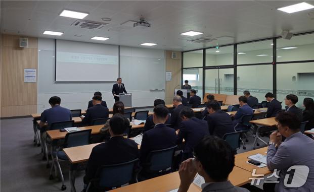 본문 이미지 - 정기연 국가 철도공단 호남본부장(가운데)이 ‘2025년 춘계학술대회’에서 축사하고 있다.(국가 철도공단 제공.재판매 및 DB금지)/뉴스1