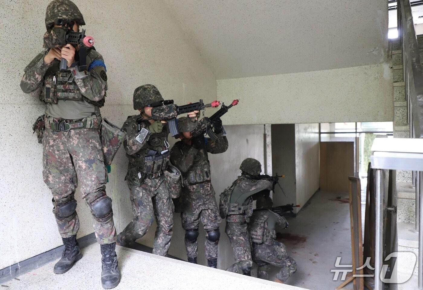 육군 37보병사단 장병들이 도시지역 작전훈련장에서 쌍방 자유 기동 근접 전투 훈련을 하고 있다.(37보병사단 제공, 재판매 및 DB금지)/뉴스1