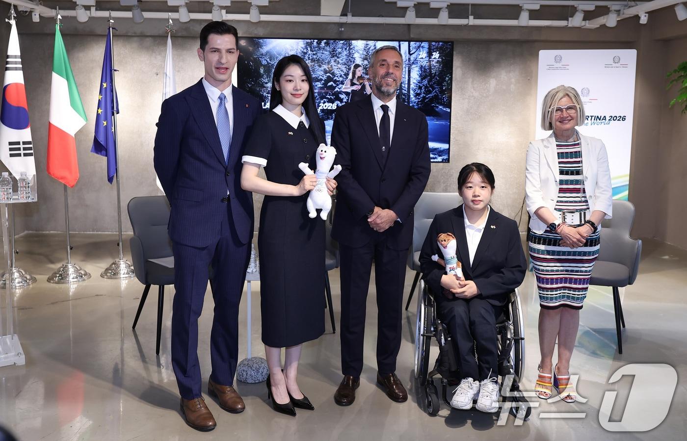 방송인 알베르토 몬디(왼쪽부터), 전 피겨스케이팅 선수 김연아, 안드레아 바르니에르 밀라노 코르티나 동계올림픽 CEO, 패럴림픽 노르딕 스키 국가대표 김윤지, 에밀리아 가토 주한이탈리아 대사가 25일 서울 강남구 신사동 하이스트리트 이탈리아에서 열린 2026 밀라노 코르티나 동계 올림픽 공식 설명회에 앞서 기념촬영을 하고 있다. 2025.6.25/뉴스1 ⓒ News1 김성진 기자