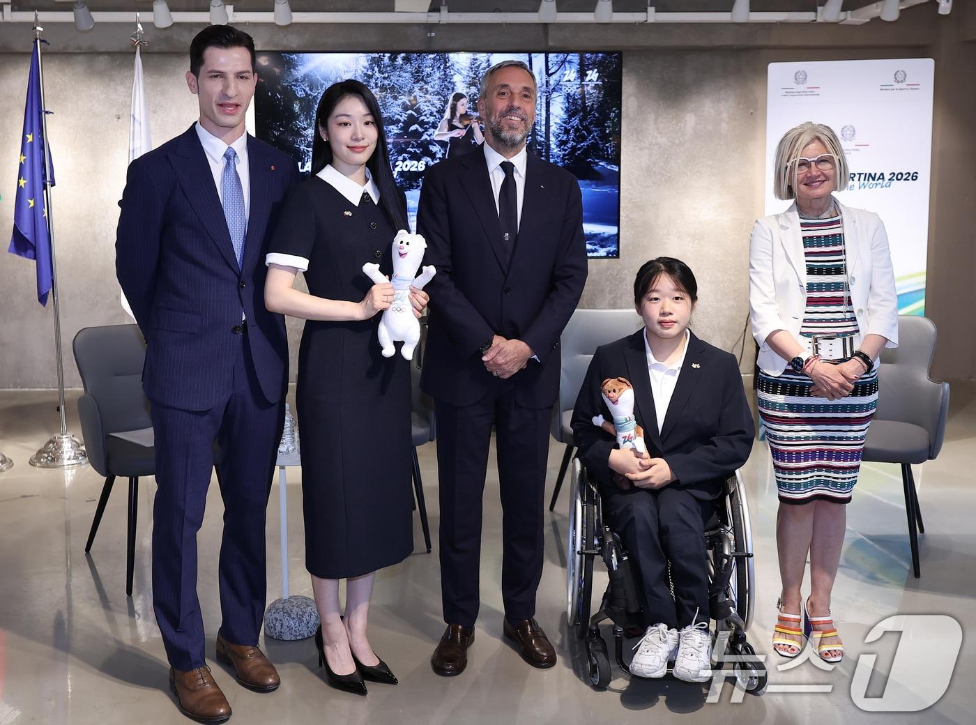 본문 이미지 - 방송인 알베르토 몬디(왼쪽부터), 전 피겨스케이팅 선수 김연아, 안드레아 바르니에르 밀라노 코르티나 동계올림픽 CEO, 패럴림픽 노르딕 스키 국가대표 김윤지, 에밀리아 가토 주한이탈리아 대사가 25일 서울 강남구 신사동 하이스트리트 이탈리아에서 열린 2026 밀라노 코르티나 동계 올림픽 공식 설명회에 앞서 기념촬영을 하고 있다. 2025.6.25/뉴스1 ⓒ News1 김성진 기자