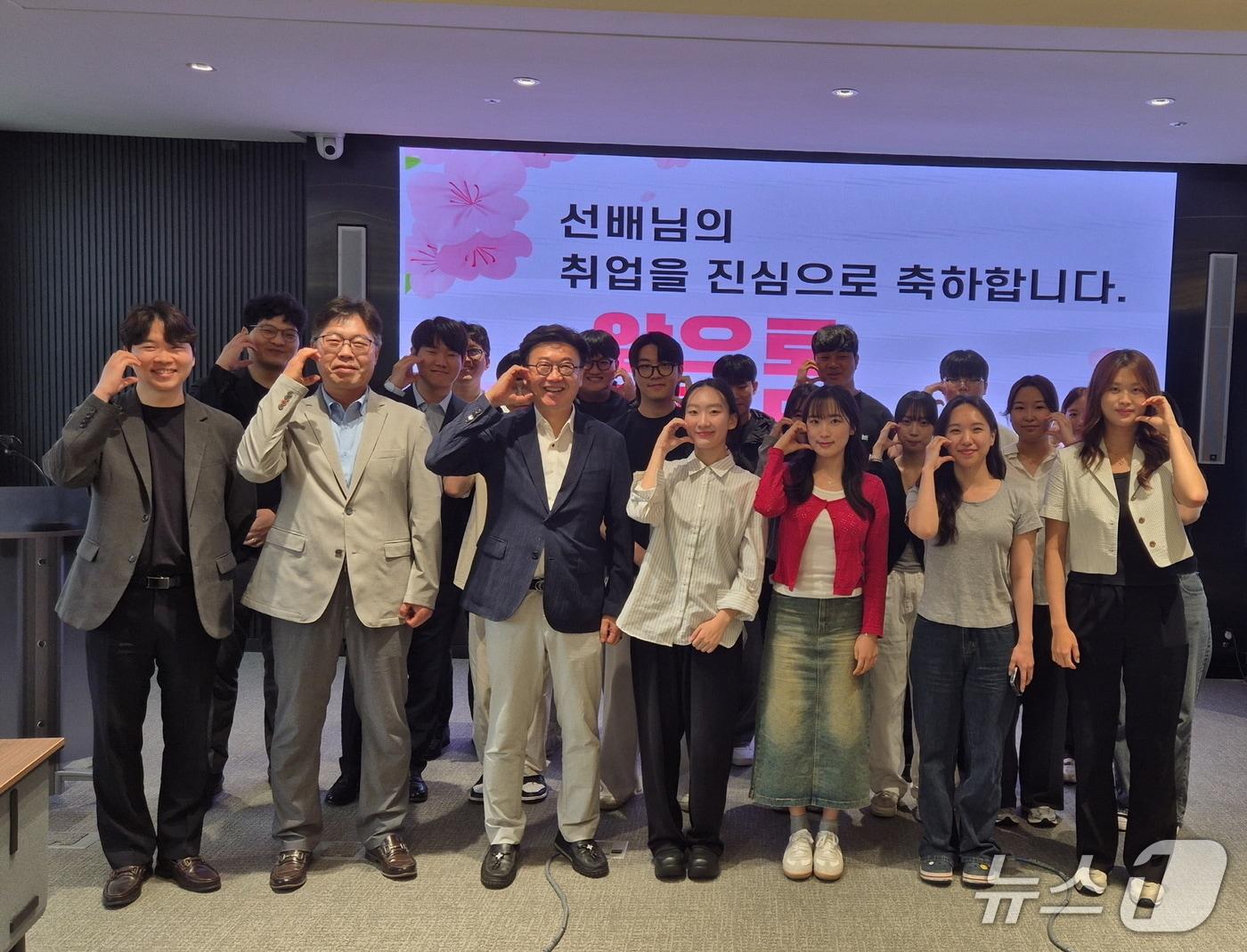 본문 이미지 -  건양대 인공지능학과 첫 졸업생 8명이 전원 취업 및 대학원 진학이라는 의미 있는 성과를 거두었다. (건양대 제공.재판매 및 DB 금지)/뉴스1