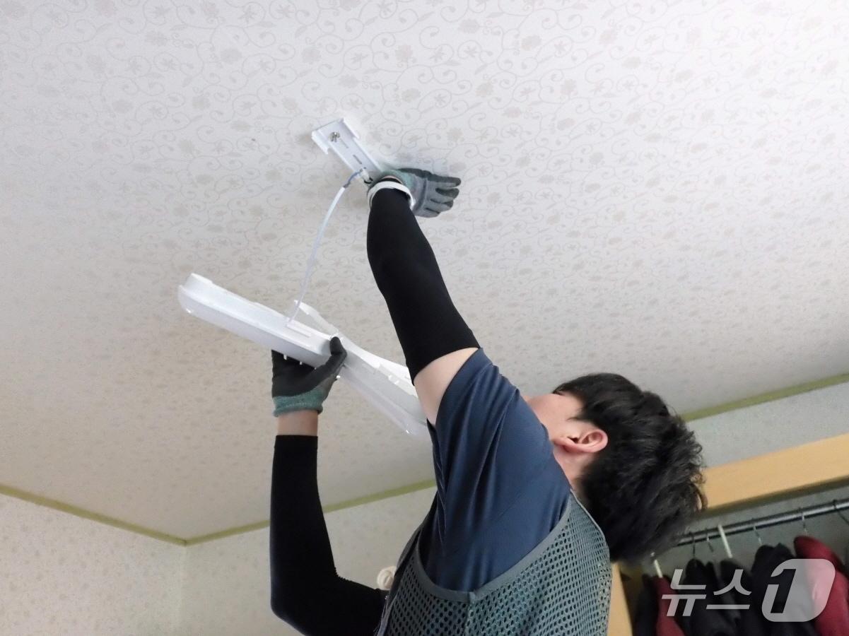 본문 이미지 - LED 전등 교체하는 한기대 학생. (한기대 제공. 재판매 및 DB금지)