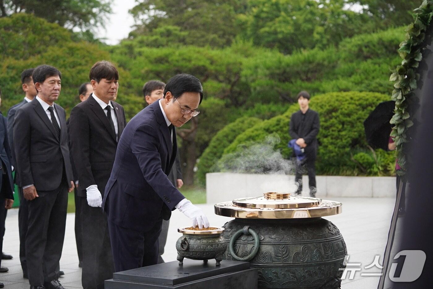 이용배 현대로템 대표이사가 25일 6.25 전쟁 75주년을 맞아 임직원 50여명과 함께 국립서울현충원을 찾아 순국선열과 호국영령에 참배하고 있다(현대로템 제공). 2025.06.25.
