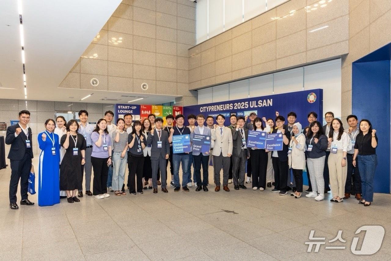 본문 이미지 - 유엔협회세계연맹 &#39;씨티프레너스 2025 울산&#39; 주요 참여자 단체사진&#40;유엔협회세계연맹 제공&#41;