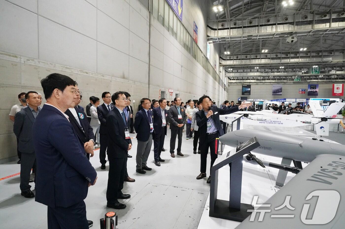 고광완 광주시 행정부시장이 25일 김대중컨벤션센터에서 열린 &#39;2025 광주미래산업엑스포 개막식&#39;에 참석해 내빈들과 전시장을 둘러보고 있다.&#40;광주시 제공. 재판매 및 DB 금지&#41; 2025.6.25/뉴스1