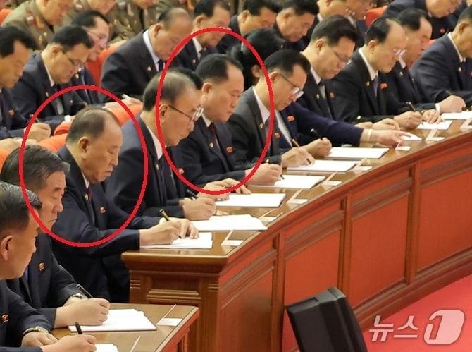 본문 이미지 - &#40;평양 노동신문=뉴스1&#41; = 당 중앙위원회 제8기 제12차 전원회의 확대회의에 참석한 김영철 고문&#40;왼쪽&#41;과 리선권 당 10국 부장. [국내에서만 사용가능. 재배포 금지. DB 금지. For Use Only in the Republic of Korea. Redistribution Prohibited] rodongphoto@news1.kr 