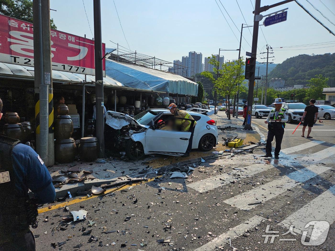 본문 이미지 - 29일 오전 7시 45분쯤 광주 동구 선교동 한 교차로에서 직진하던 벨로스터와 좌회전하던 소나타가 충돌한 모습. (독자제공. 재판매 및 DB금지) 2025.5.29/뉴스1