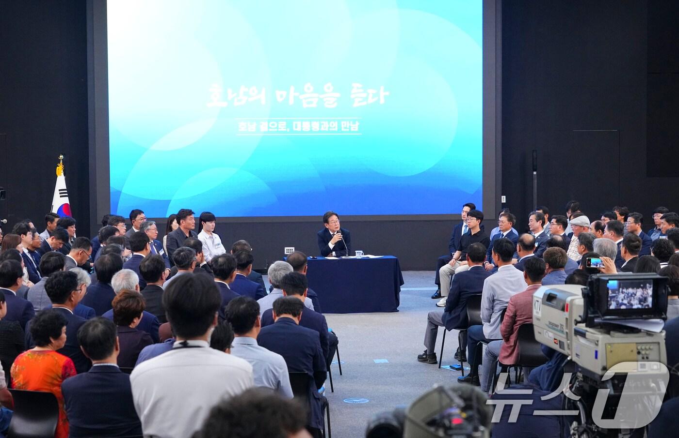 이재명 대통령이 지난 6월 광주 국립아시아문화전당에서 열린 &#39;호남의 마음을 듣다-호남 곁으로, 대통령과의 만남&#39; 행사에 참석해 광주 군공항 이전 문제에 대해 논의하는 모습. &#40;광주시 제공. 재판매 및 DB 금지&#41; 2025.6.25/뉴스1