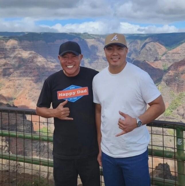 본문 이미지 - 박세준씨(왼쪽)과 아들. NPR 화면 캡처. 2026.06.25.