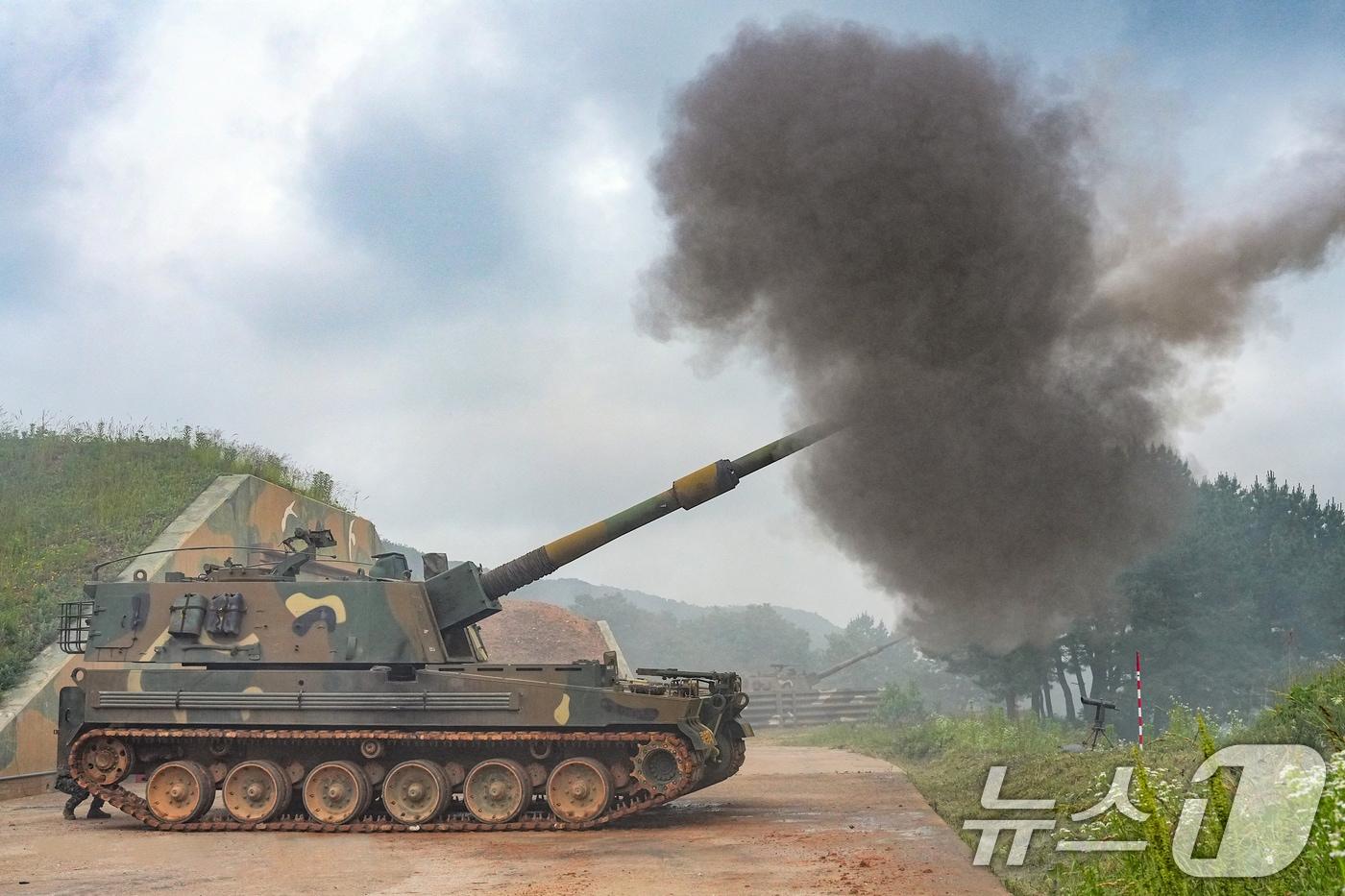 본문 이미지 - 해병대 6여단 장병들이서해 해상분계선 NLL 부근에서 실시된 해상 사격훈련에서 K9 자주포 사격을 하고 있다. 해병대사령부 제공. 재판매 및 DB 금지)  ⓒ 뉴스1 민경석 기자