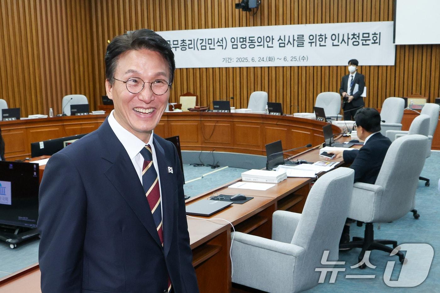 김민석 국무총리 후보자가 25일 오후 서울 여의도 국회에서 인사청문회 속개를 기다리다 정회 후 저녁식사를 위해 이동하고 있다. 이날 청문회는 오후 5시 속개 예정이었으나 국민의힘 의원들은 후보자 자료 미제출을 이유로 회의장에 들어오지 않았다. 민주당은 이종배 위원장에게 오후 8시 반 속개를 요청했다. 2025.6.25/뉴스1 ⓒ News1 안은나 기자