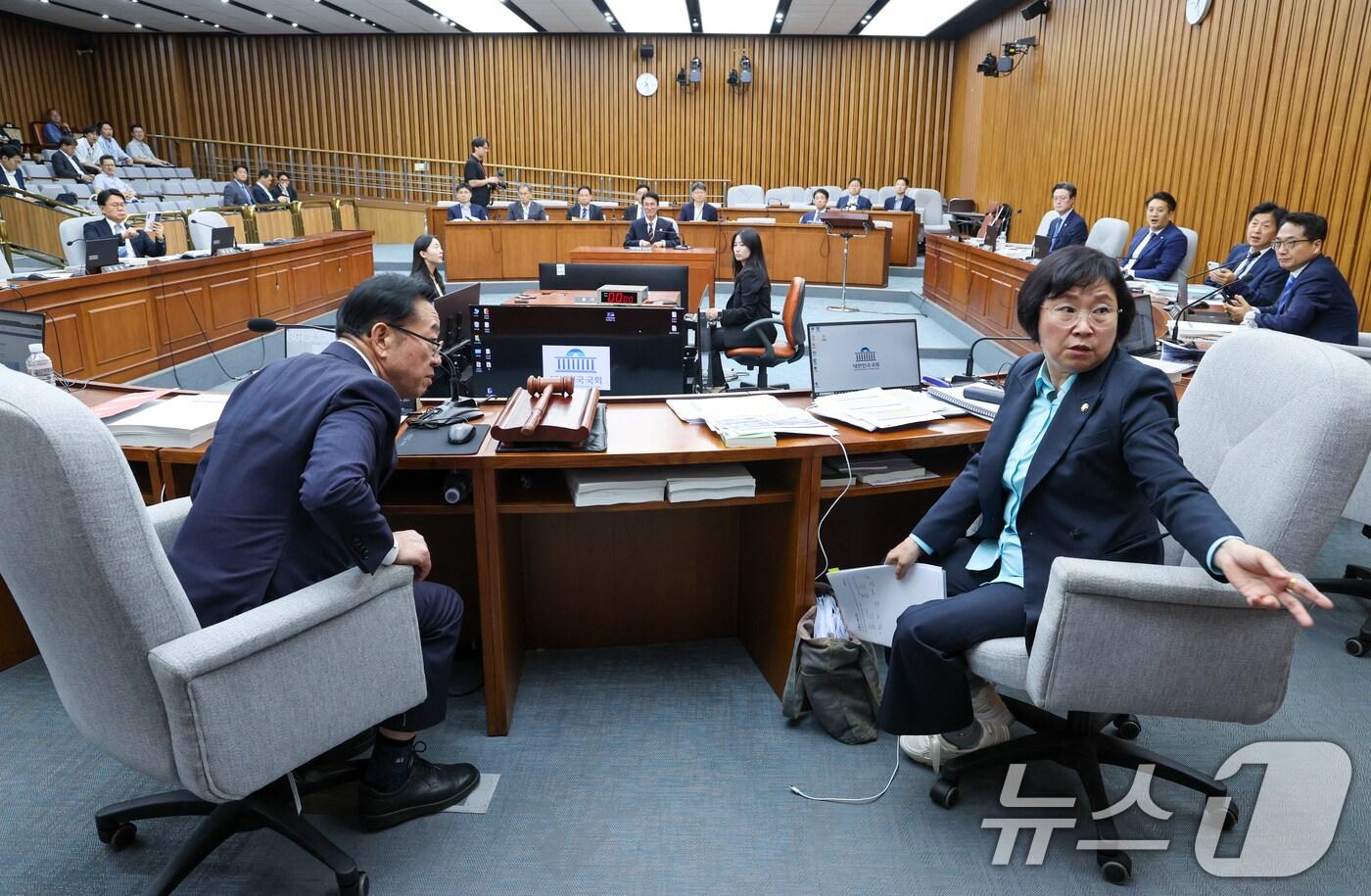 김민석 국무총리 후보자 인사청문특별위원회 이종배 위원장(왼쪽)과 더불어민주당 김현 간사가 25일 오후 서울 여의도 국회 인사청문회장에서 대화하고 있다. 이날 청문회는 오후 5시 속개 예정이었으나 국민의힘 의원들은 후보자 자료 미제출을 이유로 회의장에 들어오지 않았다. 민주당은 이종배 위원장에게 오후 8시 반 속개를 요청했다. 2025.6.25/뉴스1 ⓒ News1 안은나 기자