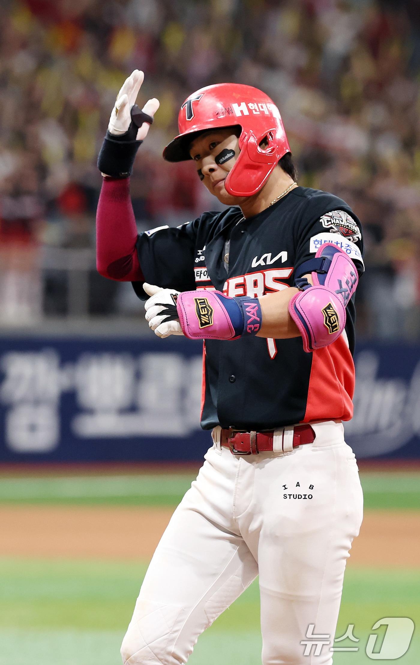 본문 이미지 - 25일 오후 서울 구로구 고척스카이돔에서 열린 프로야구 &#39;2025 신한 SOL뱅크 KBO 리그&#39; KIA와 키움의 경기, 9회초 무사 만루 찬스 때 KIA 박찬호가 1타점 적시타를 때려낸 뒤 기뻐하고 있다. 2025.6.25/뉴스1 ⓒ News1 이동해 기자