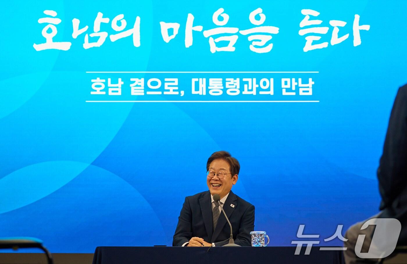 이재명 대통령이 25일 광주 국립 아시아문화전당에서 광주시민·전남도민 타운홀미팅을 하고 있다. &#40;대통령실 제공. 재판매 및 DB 금지&#41; 2025.6.25/뉴스1