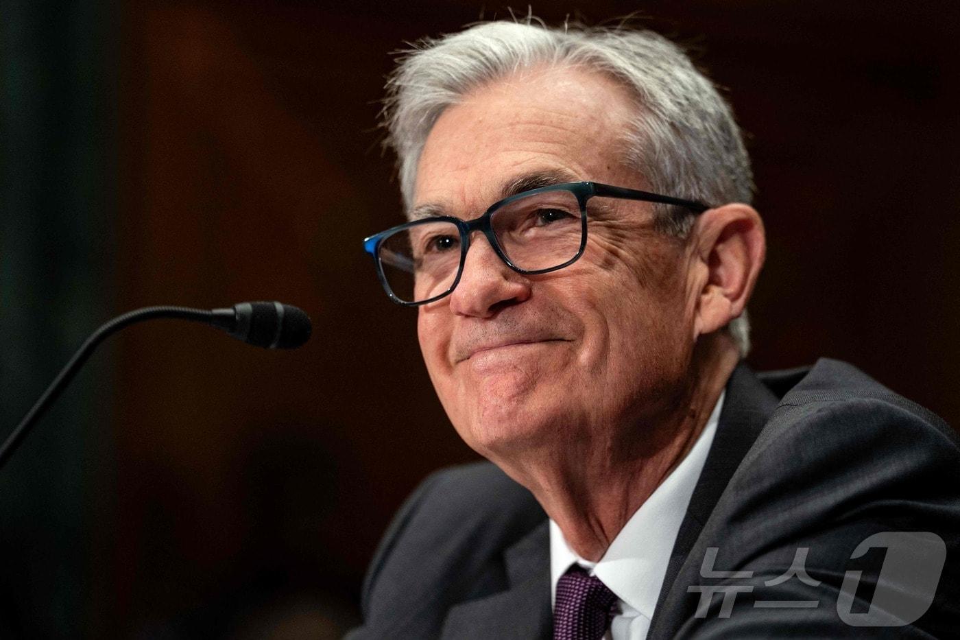제롬 파월 연방준비제도(Fed) 의장이 지난 6월 25일(현지시간) 워싱턴DC의 국회의사당에서 열린 연방 상원 은행·주택·도시문제위원회의 반기 통화정책 보고 청문에서 출석해 웃음을 보이고 있다. 2025.06.25 ⓒ AFP=뉴스1 
