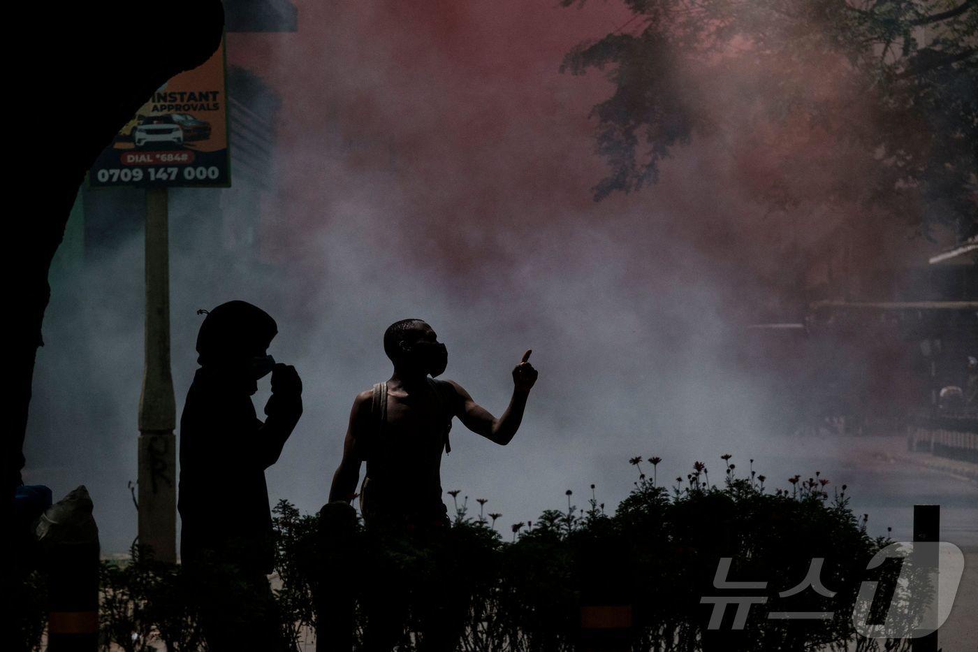 케냐 나이로비에서 대규모 반정부 시위가 벌어지고 있다. 나이로비 거리를 가득 채운 최루탄. 2025.6.26 ⓒ AFP=뉴스1 ⓒ News1 김경민 기자
