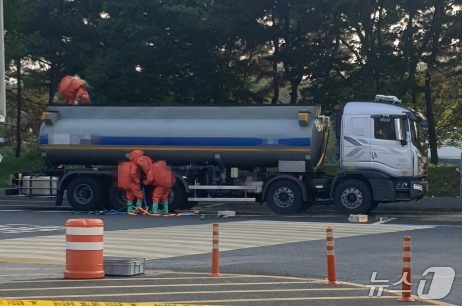 본문 이미지 - 탱크로리 방제 작업&#40;사진은 기사 내용과 무관함&#41;. 뉴스1 DB