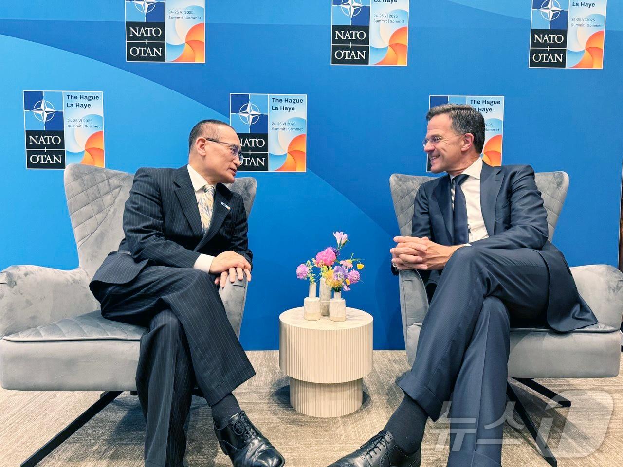 본문 이미지 - 위성락 대통령실 국가안보실장이 25일&#40;현지시간&#41; 네덜란드 헤이그에서 라드밀라 마르크 뤼터 NATO 사무총장과 NATO 정상회의 계기 면담을 하고 있다. &#40;대통령실 제공. 재판매 및 DB 금지&#41; 2025.6.26/뉴스1 ⓒ News1 이재명 기자