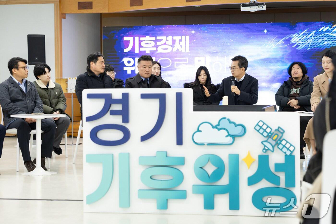 지난 2월 26일 오전 여주 SKB위성센터에서 김동연 경기도지사, 위성 개발 및 활용 스타트업, 민간기업과 전문가 등이 간담회를 하고 있다.&#40;경기도 제공. 재판매 및 DB금지&#41;