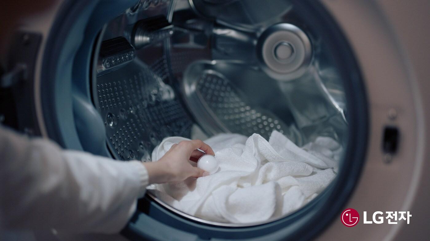 미네랄 워시를 활용해 세탁하는 모습을 연출한 사진(LG전자 제공). ⓒ 뉴스1