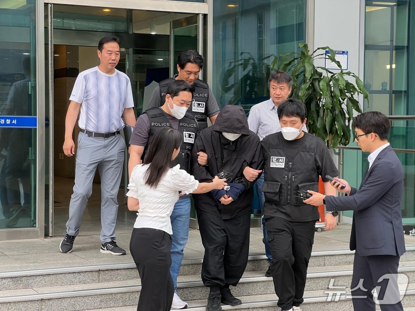 본문 이미지 - 인터넷 커뮤니티에 초등학생 살해 예고글을 올린 20대 남성이 26일 서울 중랑경찰서에서 호송차에 오르는 모습. 2025.6.26/뉴스1 ⓒ News1 심서현 기자