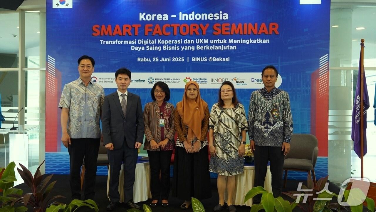 본문 이미지 - 인도네시아 현지에서 열린 한-인니 스마트팩토리 기업 협력 세미나에서 참석자들이 기념사진을 촬영하고 있다. (이노비즈협회 제공)