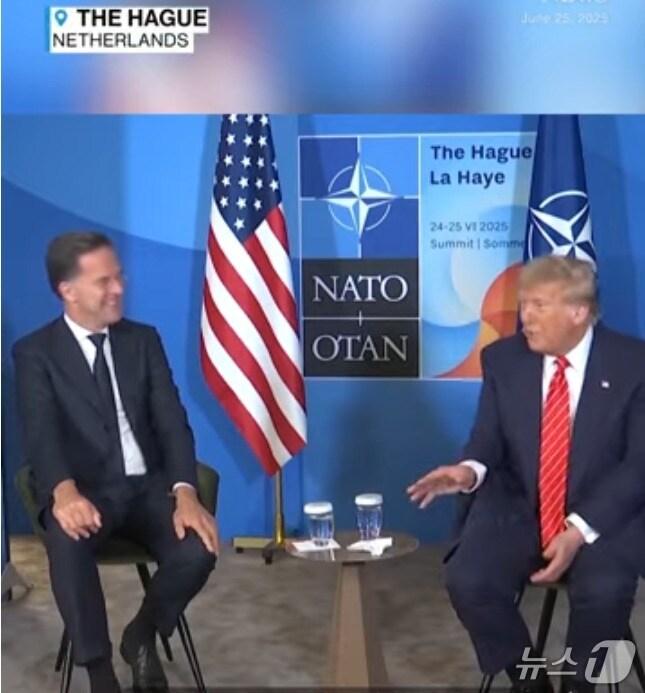 본문 이미지 - 도널드 트럼프 미국 대통령의 발언에 마르크 뤼터 북대서양조약기구(나토) 총장이 환하게 웃고 있는 모습. (유튜브 'ABCNews' 갈무리)